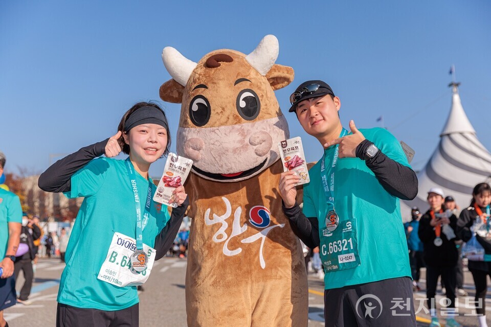 11월 16일 열린 ‘MBN 서울마라톤’ 현장에서 참가자들이 완주 후 한우육포를 즐기고 있다. (제공: 한우자조금)ⓒ천지일보 2025.11.18.