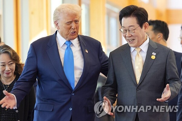 한미 정상의 대화. (출처: 연합뉴스)