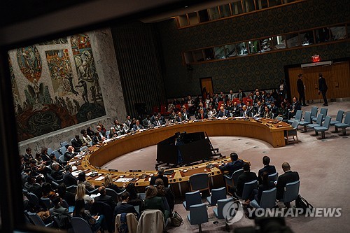 유엔 안전보장이사회 위원들이 17일(현지시간) 미국 뉴욕에 있는 유엔 본부 안전보장이사회 회의장에서 논의를 하고 있다. (출처: 연합뉴스)
