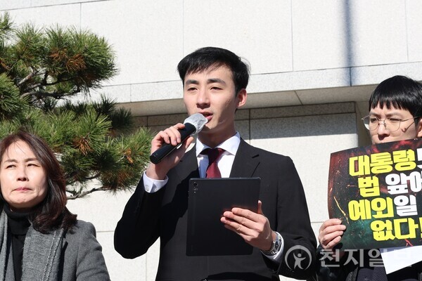 [천지일보=배다솜 기자] 보수 청년단체 연합이 18일 서울 서초구 대법원 앞에서 ‘이재명 재판 촉구 서명서 전달 기자회견’을 연 가운데 이상운 청년이데아 대표가 발언하고 있다. ⓒ천지일보 2025.11.18.