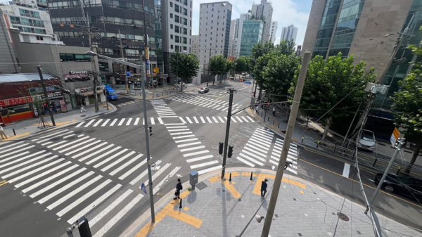 서울시가 대각선 횡단보도 설치 후 보행자 사고가 줄자, 이를 서울 전역으로 확대하기로 했다. 사진은 당산동아아파트 대각선 횡단보도. (제공: 서울시)
