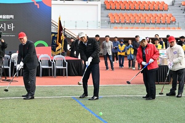 서울시가 추진하는 ‘서울형 어르신 놀이터’가 초고령사회 대응 복지 인프라로 확산 중이다.  운동·건강·교류·정서 지원을 아우르는 생활밀착형 공간으로 긍정적 반응을 얻고 있으나 지역별 편차와 예산·운영 지속성 등 한계가 있어 정착을 위해 정교한 검증과 맞춤 전략이 필요하다는 지적이 나온다. 사진은 오세훈 서울시장이 지난달 31일 용산구 효창운동장에서 열린 ‘제25회 시니어올림픽’에서 그라운드 시타를 하고 있다. (제공: 서울시)