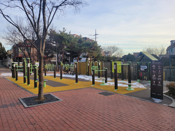 강서구 안골어린이공원 위쪽에 조성된 ‘서울형 어르신 놀이터’ 전경. (제공: 서울시)