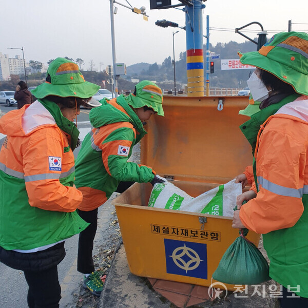경남 진주시가 동절기 피해를 예방하기 위해 태스크 포스를 구축하는 등 갖가지 준비를 하고 있다고 18일 밝혔다. 사진은 진주시 지역자율방재단이 제설자재를 점검하는 모습. (제공: 진주시청) ⓒ천지일보 2025.11.18.