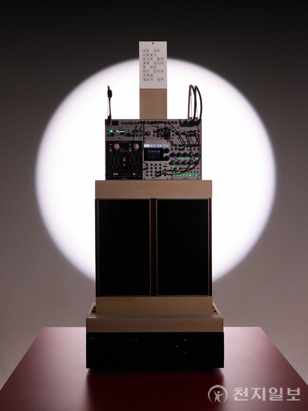 ‘명언곡(정문기, 2025)’. 쓰기의 행위를 소리에 담았다. 같은 문장을 여러 번 쓰는 동안 매 획을 완전히 동일하게 긋지 못하는 것을 ‘실패’로 보면서도, 실패에 대한 가치 판단이 개입되지 않은 문장들을 모아 한글 쓰기 교본을 만들고 그 문장을 따라 쓰며 발생한 소리를 채집해 재가공했다. 이러한 실패를 연속하는 쓰기 연습을 통해 문장을 완성하는 것 자체로도 의미가 있음을 역설적으로 제시한다. (제공: 국립한글박물관) ⓒ천지일보 2025.11.19.