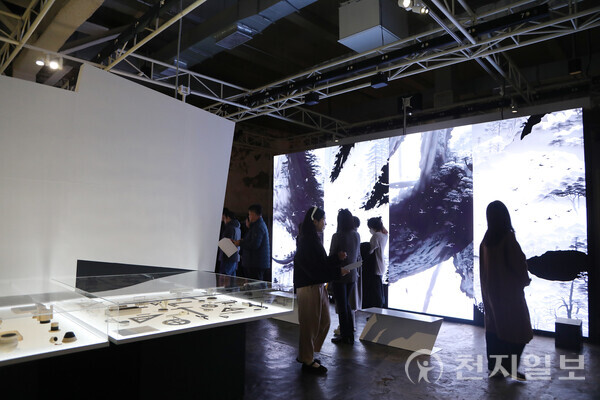 [천지일보=백은영 기자] 19일 진행된 전시설명회에서 작품을 감상 중인 모습. 박제성 작가의 ‘자간(The Spacing, 미디어아트, 2025)’ 작품이 스크린에 펼쳐진 모습. 작가는 작품을 통해 인공지능은 쓰기 도구를 넘어 쓰기를 확장하는 협업자라는 새로운 존재로 바라봤다. 작가는 자신의 감정과 생각을 한글 단어들로 나열하고, 인공지능은 이 추상적인 단어들을 조합해 구상적인 이미지를 생성한다. 글자와 글자 사이의 연결이 시각적으로 구현되면서 나타나는 이미지는 모호하고 신비로워 보이며, 이는 마치 인공지능이 꾸는 꿈처럼 느껴진다. 이 과정에서 한글 쓰기는 작가와 인공지능의 협업을 거쳐 새롭게 변형되고 재생성될 수 있는 잠재력을 가진 행위로 제시된다. ⓒ천지일보 2025.11.19.