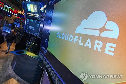 18일(현지시간) 미국 뉴욕 증권 거래소의 거래소 위에 Cloudflare 로고가 표시돼 있다. (출처: 연합뉴스)