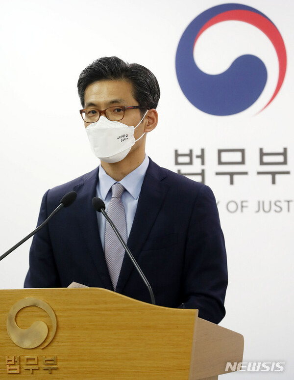 박철우 전 법무부 대변인이 2021년 6월 24일 오후 경기 과천시 정부과천청사 법무부에서 검찰청 사무기구에 관한 규정 개정 추진 브리핑을 하고 있다. (출처: 뉴시스) 2021.06.24.