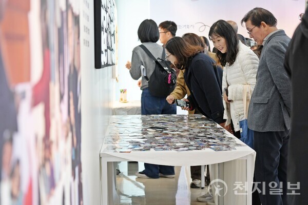 사천문화재단이 지난 14일 ‘사천 문화기획자 아카데미’의 성과 및 사업 발전 비전을 공유하는 ‘전지적 문화기획자 시점’ 행사를 진행했다. 사진은 관람객들이 진열된 전시품을 관람하는 모습. (제공: 사천시청) ⓒ천지일보 2025.11.19.