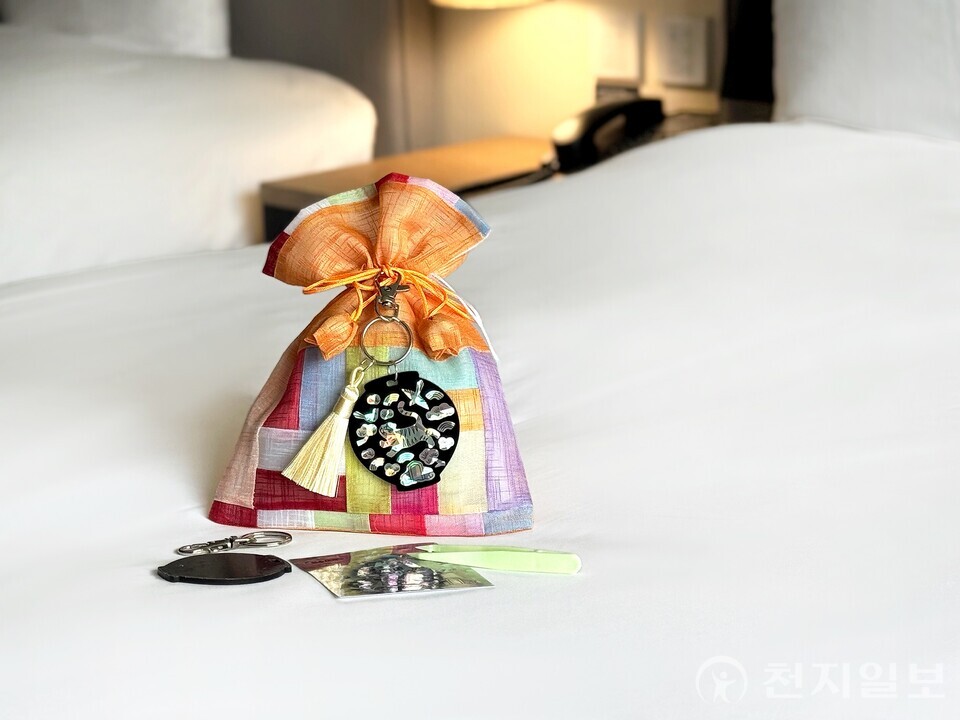 글래드호텔 자개 스티커 DIY 키링 키트. (제공: DL) ⓒ천지일보 2025.11.19.