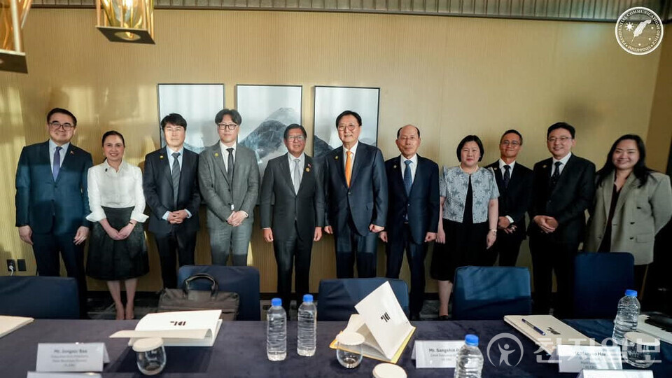 DL이앤씨가 박상신 대표 등 주요 경영진이 부산에서 페르디난드 마르코스 주니어 필리핀 대통령과 만나 에너지 및 인프라 사업 협력을 논의했다고 19일 밝혔다. (제공: DL이앤씨) ⓒ천지일보 2025.11.19.