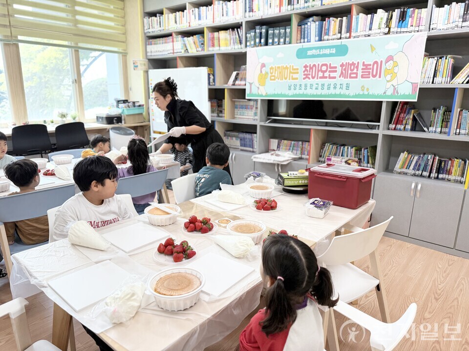 경북교육청이 지난 3일부터 7일까지 진행된 ‘2025학년도 유·초 이음교육 시범유치원 운영에 대한 학부모 만족도 조사’ 결과 93.24%의 학부모가 “초등학교 입학 시 적응에 도움이 된다”고 응답했다고 19일 밝혔다. (제공: 경북교육청) ⓒ천지일보 2025.11.19.