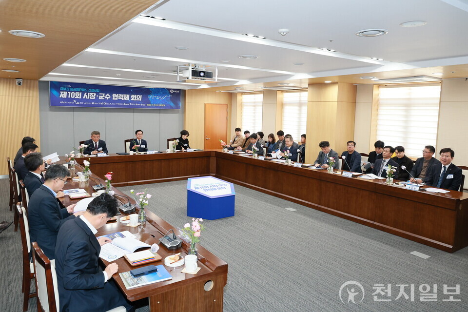 예천군이 19일 군청에서 ‘중부권 동서횡단철도 건설사업 시·군 협력체 회의’를 개최했다. (제공: 예천군) ⓒ천지일보 2025.11.19.