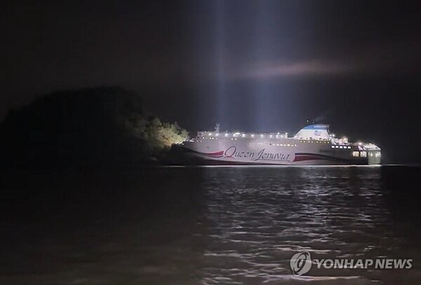 19일 오후 8시 17분께 전남 신안군 장산도 남방 족도에 여객선 퀸제누비아2호가 좌초돼 해경이 구조 작업을 벌이고 있다. 2025.11.19 (출처: 목포해경, 연합뉴스)