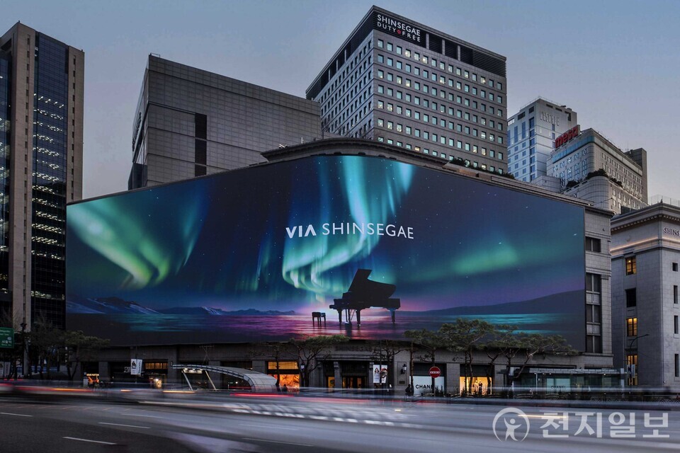 신세계백화점 본점 외벽 미디어월에 비아신세계 캠페인 영상이 송출되고 있다. 신세계백화점은 프리미엄 여행 플랫폼 ‘비아신세계’ 론칭 100일을 맞아 오프라인 상담창구 ‘트래블 컨시어지’를 선보이며 여행 상담 서비스를 확대하고 있다고 20일 밝혔다. (제공: 신세계백화점)
