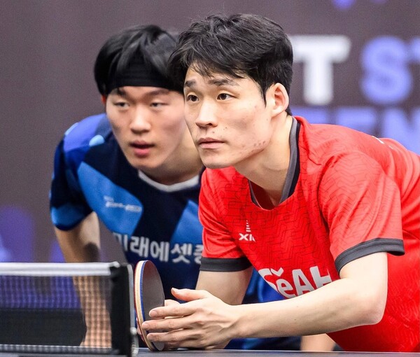 장우진(오른쪽)과 박규현이 WTT 무스카트 대회서 남자복식 경기를 펼치고 있다. (출처:WTT 인스타그램)
