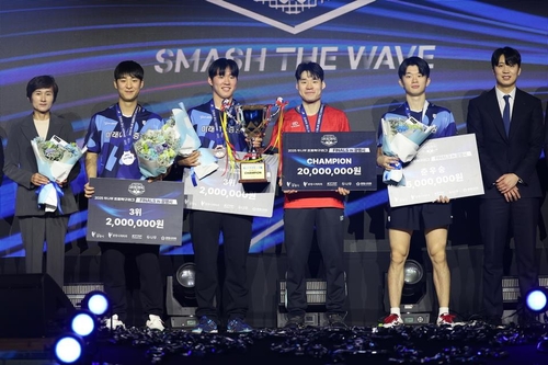 프로탁구리그 시상대에 함께 선 장우진(왼쪽에서 4번째)과 박규현(왼쪽에서 3번째) (출처:한국프로탁구연맹)