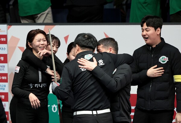 김병호의 끝내기 역전승을 확정한 하나카드 선수들이 기뻐하고 있다. (출처:PBA)