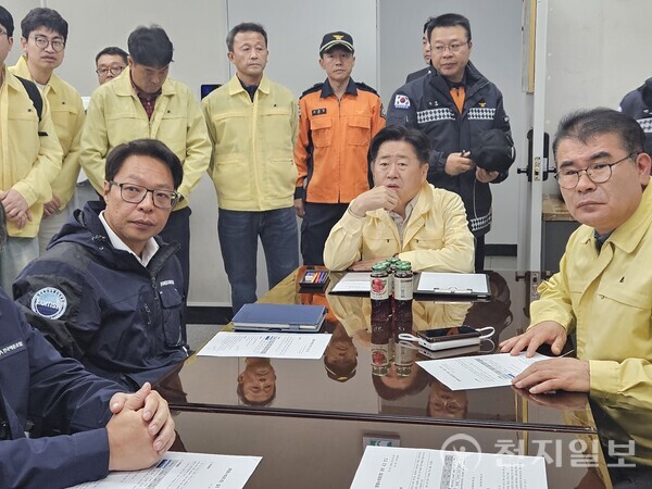 오영훈 제주특별자치도지사(가운데)가 지난 19일 오후 10시 30분경 제주항 운항관리센터에서 관계기관으로부터 사고 경위와 승객 안전 조치 상황을 보고받고 있다. (제공: 제주특별자치도) ⓒ천지일보 2025.11.20.