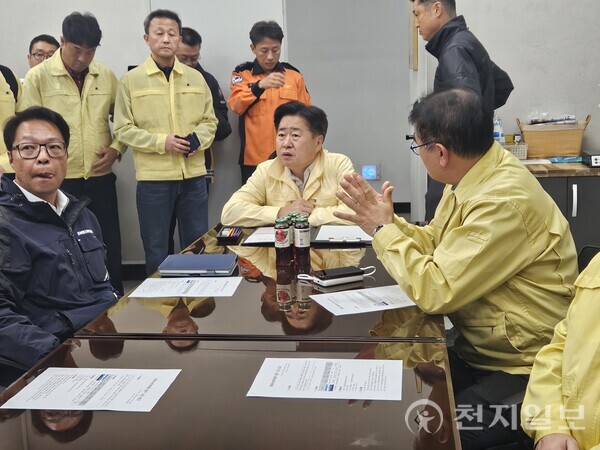 오영훈 제주특별자치도지사(가운데)가 지난 19일 오후 10시 30분경 제주항 운항관리센터에서 관계기관으로부터 사고 경위와 승객 안전 조치 상황을 보고받고 있다. (제공: 제주특별자치도) ⓒ천지일보 2025.11.20.