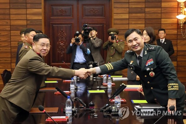 (판문점=연합뉴스) 26일 판문점 북측지역 통일각에서 열린 제10차 남북장성급군사회담 후 남측 수석대표 김도균 소장(오른쪽)과 북측 수석대표 안익산 육군 중장이 악수를 하고 있다. 2018.10.26