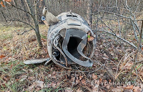 러시아군이 요격한 미국제 에이태큼스(ATACMS) 미사일의 파편이 19일(현지시간) 러시아 보로네시 지역의 한 미확인 장소 숲속에 놓여 있는 모습. 전날 우크라이나는 미국 정부가 장거리 미사일에 대한 사용 제한을 해제한 이후 처음으로 에이태큼스를 사용해 러시아를 타격했다. (출처: 연합뉴스)