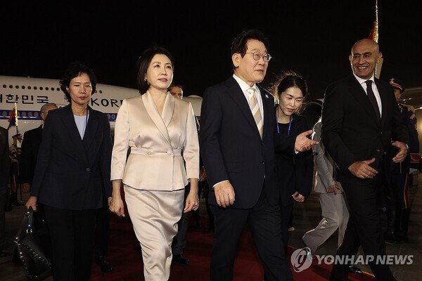 이집트를 공식 방문한 이재명 대통령과 김혜경 여사가 19일(현지시간) 카이로 국제공항에 도착한 공군 1호기에서 내려 이동하고 있다. 2025.11.20 (출처: 연합뉴스)