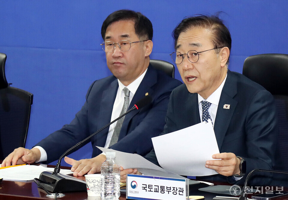 [천지일보=박준성 기자] 김윤덕 국토교통부 장관이 20일 서울 여의도 국회 의원회관에서 열린 국정과제 3대 핵심입법 추진을 위한 국토교통부 당정협의회에서 발언을 하고 있다.ⓒ천지일보 2025.11.20.