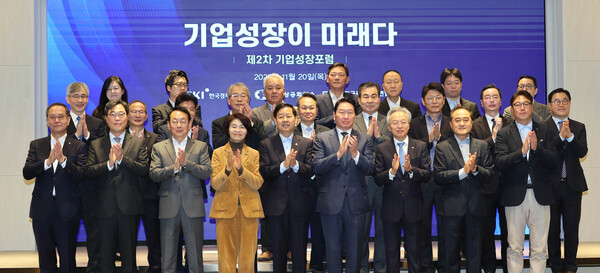 구윤철 부총리 겸 기획재정부 장관이 20일 서울 영등포구 여의도 CCMM빌딩에서 열린 ‘제2차 기업성장포럼-기업성장이 미래다’에서 최태원 대한상의 회장 등 참석자들과 기념 촬영하고 있다. (제공: 대한상의)