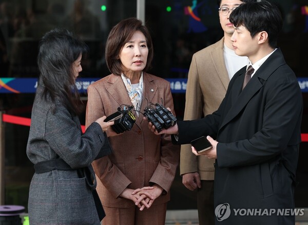 국민의힘 나경원 의원이 20일 서울 양천구 서울남부지방법원에서 열린 ‘국회 패스트트랙 충돌’ 1심 선고 공판을 마치고 취재진 질문에 답하고 있다. (출처: 연합뉴스)