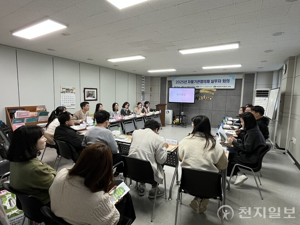 봉화군이 18일 오후 4시부터 지역자활센터 2층 회의실에서 기초생활보장분야 간담회를 개최했다. (제공: 봉화군) ⓒ천지일보 2025.11.20.