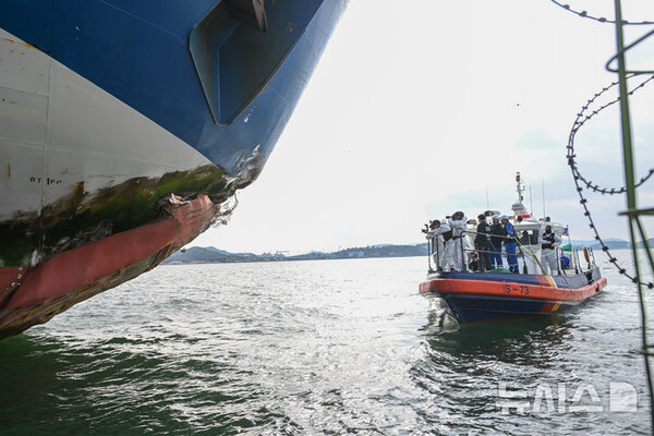 [목포=뉴시스] 해경·국과수 합동감식반이 20일 오후 전남 목포시 삼학부두에 정박한 좌초 사고 여객선 퀸제누비아2호를 육안 조사하고 있다. 2025.11.20.