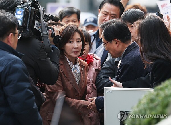국민의힘 나경원 의원이 20일 ‘국회 패스트트랙 충돌’ 1심 선고 공판 참석을 위해 서울 양천구 서울남부지방법원에 들어서며 지지자와 악수하고 있다. (출처: 연합뉴스)