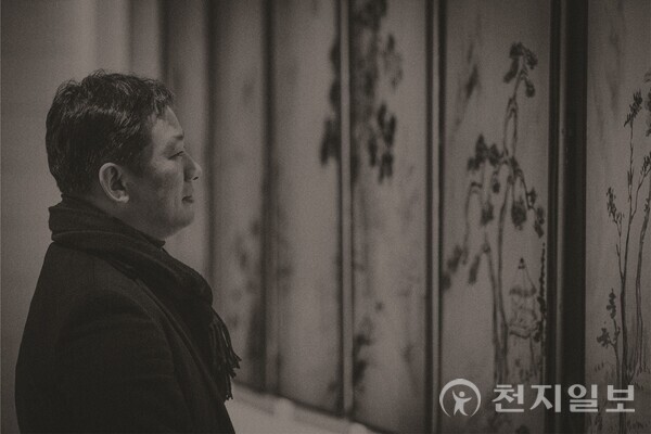 세계적 미디어아티스트 이이남(Lee Lee Nam) 작가는 빛과 영상으로 보이지 않는 세계를 그려내며 독창적인 예술 세계를 구축해왔다. 그는 “예술은 보이지 않는 것을 보이게 하는 일”이라며 시간과 기억, 존재의 흔적을 화면 위에 불러낸다. 특히 APEC 2025 정상회의 환영 만찬에 초청돼 한국 문화예술의 위상을 세계에 알렸다. 사진은 이이남 작가. (제공: 이이남 스튜디오) ⓒ천지일보 2025.11.20.