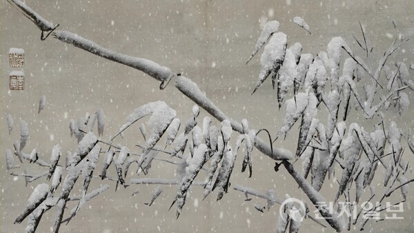 세계적 미디어아티스트 이이남(Lee Lee Nam) 작가는 빛과 영상으로 보이지 않는 세계를 그려내며 독창적인 예술 세계를 구축해왔다. 그는 “예술은 보이지 않는 것을 보이게 하는 일”이라며 시간과 기억, 존재의 흔적을 화면 위에 불러낸다. 특히 APEC 2025 정상회의 환영 만찬에 초청돼 한국 문화예술의 위상을 세계에 알렸다. 사진은 이이남 작가의 대표작 ‘김홍도 묵죽도’ 스틸컷. (제공: 이이남 스튜디오) ⓒ천지일보 2025.11.20.
