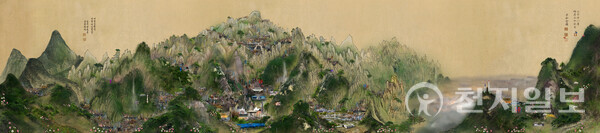 세계적 미디어아티스트 이이남(Lee Lee Nam) 작가는 빛과 영상으로 보이지 않는 세계를 그려내며 독창적인 예술 세계를 구축해왔다. 그는 “예술은 보이지 않는 것을 보이게 하는 일”이라며 시간과 기억, 존재의 흔적을 화면 위에 불러낸다. 특히 APEC 2025 정상회의 환영 만찬에 초청돼 한국 문화예술의 위상을 세계에 알렸다. 사진은 이이남 작가 작품 평화의 길목- 금강내산 부분. (제공: 이이남 스튜디오) ⓒ천지일보 2025.11.20.