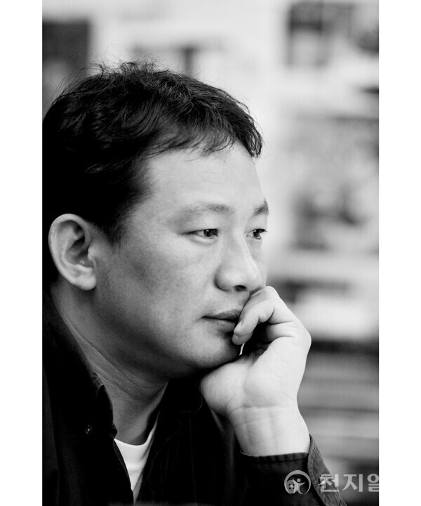 세계적 미디어아티스트 이이남(Lee Lee Nam) 작가는 빛과 영상으로 보이지 않는 세계를 그려내며 독창적인 예술 세계를 구축해왔다. 그는 “예술은 보이지 않는 것을 보이게 하는 일”이라며 시간과 기억, 존재의 흔적을 화면 위에 불러낸다. 특히 APEC 2025 정상회의 환영 만찬에 초청돼 한국 문화예술의 위상을 세계에 알렸다. 사진은 이이남 작가. ⓒ천지일보 2025.11.20.