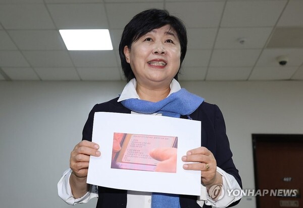 더불어민주당 서영교 의원이 19일 국회에서 전날 한 언론이 보도한 본인에 대한 의혹과 관련해 취재진 앞에서 관련 입장을 밝히고 있다. 2025.11.19 (출처: 연합뉴스)