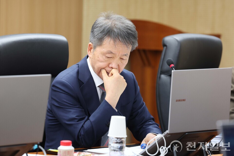 [천지일보=남승우 기자] 김용원 국가인권위위원회 상임위원이 10일 서울 중구 국가인권위에서 열린 제2차 전원위원회에 참석, 회의 시작을 기다리며 생각에 잠겨 있다. (공동취재사진) ⓒ천지일보 2025.02.10.