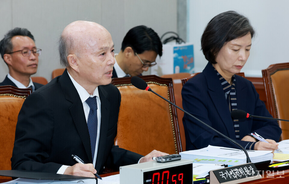 [천지일보=박준성 기자] 안창호 국가인권위원장이 5일 서울 여의도 국회에서 열린 운영위원회 국정감사에서 의원 질의에 답하고 있다.  오른쪽은 이숙진 상임위원의 모습. ⓒ천지일보 2025.11.05.