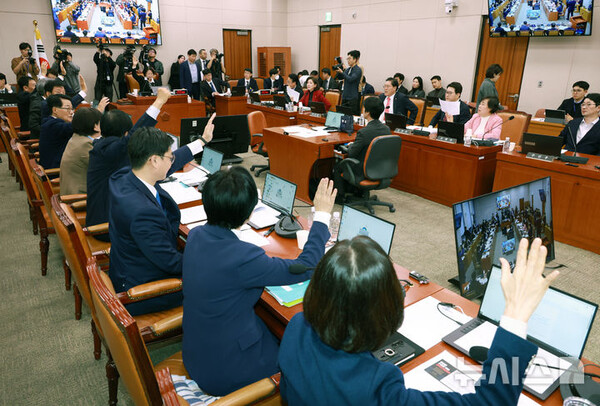 추미애 법사위원장 등 여당 법사위원들이 12일 서울 여의도 국회에서 열린 법제사법위원회 전체회의에서 내년도 예산안 의결에 거수투표로 찬성의사를 표하고 있다. 2025.11.12. (출처: 뉴시스)