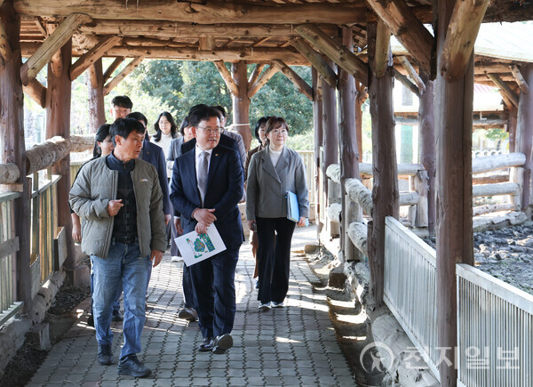 이승돈 농촌진흥청장이 20일 ‘2025 제주국제감귤박람회’ 개막식 참석 차 제주특별자치도 서귀포농업기술센터를 방문, 도내 4개 농업인 단체장과 간담회를 갖고 지역농업 현안을 논의했다. (제공: 농촌진흥청) ⓒ천지일보 2025.11.20.