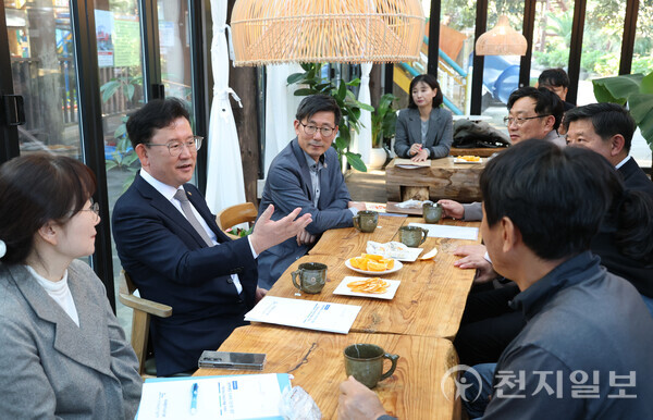 이승돈 농촌진흥청장이 20일 ‘2025 제주국제감귤박람회’ 개막식 참석 차 제주특별자치도 서귀포농업기술센터를 방문, 도내 4개 농업인 단체장과 간담회를 갖고 지역농업 현안을 논의했다. (제공: 농촌진흥청) ⓒ천지일보 2025.11.20.