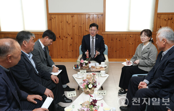 이승돈 농촌진흥청장이 20일 ‘2025 제주국제감귤박람회’ 개막식 참석 차 제주특별자치도 서귀포농업기술센터를 방문, 도내 4개 농업인 단체장과 간담회를 갖고 지역농업 현안을 논의했다. (제공: 농촌진흥청) ⓒ천지일보 2025.11.20.