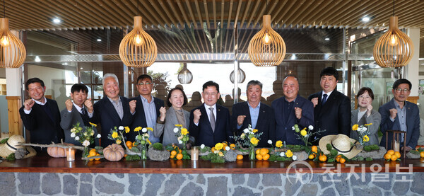 이승돈 농촌진흥청장이 20일 ‘2025 제주국제감귤박람회’ 개막식 참석 차 제주특별자치도 서귀포농업기술센터를 방문, 도내 4개 농업인 단체장과 간담회를 갖고 지역농업 현안을 논의했다. (제공: 농촌진흥청) ⓒ천지일보 2025.11.20.