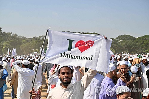 지난 15일(현지시간) 극우 무슬림들이 방글라데시 다카에서 시위를 연 가운데 한 참가자가 이슬람의 예언자 무함마드의 이름이 적힌 깃발을 들고 있다. 시위대는 19세기 말 인도 식민지 시기 미르자 굴람 아흐마드가 창시한 이슬람 개혁·부흥 운동인 아흐마디야 공동체를 이슬람에서 추방할 것을 요구했다. (출처: 연합뉴스)