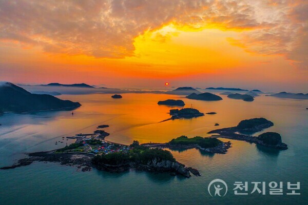 여수 사도·추도는 공룡 발자국과 퇴적 지층, 생활 돌담, 계절마다 열리는 바닷길이 한데 모여 섬이 가진 시간의 깊이를 보여준다. 자연과 사람이 쌓아온 지질·생태·생활의 결이 고스란히 살아 있는 대표 섬이다. 사진은 사도 일출 전경. ⓒ천지일보 2025.11.21.