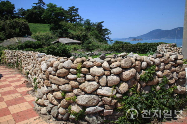 여수 사도·추도는 공룡 발자국과 퇴적 지층, 생활 돌담, 계절마다 열리는 바닷길이 한데 모여 섬이 가진 시간의 깊이를 보여준다. 자연과 사람이 쌓아온 지질·생태·생활의 결이 고스란히 살아 있는 대표 섬이다. 사진은 사도 옛 담장. (제공: 여수시청) ⓒ천지일보 2025.11.21.