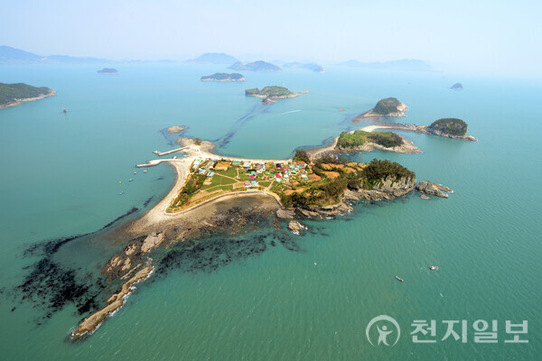여수 사도·추도는 공룡 발자국과 퇴적 지층, 생활 돌담, 계절마다 열리는 바닷길이 한데 모여 섬이 가진 시간의 깊이를 보여준다. 자연과 사람이 쌓아온 지질·생태·생활의 결이 고스란히 살아 있는 대표 섬이다. 사진은 사도 전경. (제공: 여수시청) ⓒ천지일보 2025.11.21.