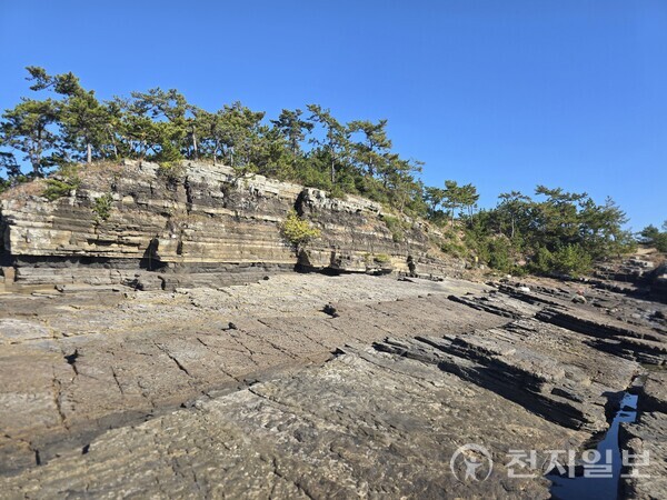 [천지일보 여수=이봉화 기자] 여수 사도·추도는 공룡 발자국과 퇴적 지층, 생활 돌담, 계절마다 열리는 바닷길이 한데 모여 섬이 가진 시간의 깊이를 보여준다. 자연과 사람이 쌓아온 지질·생태·생활의 결이 고스란히 살아 있는 대표 섬이다. 사진은 추도 단층과 공룡보행렬 화석. ⓒ천지일보 2025.11.21.